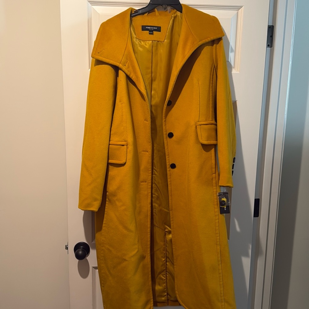 Yellow trench coach with black buttons